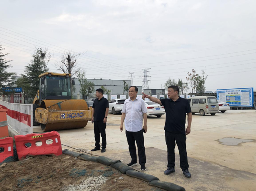 鄭州市建設(shè)投資集團(tuán)有限公司黨委委員、副總經(jīng)理張巖到侯寨新鎮(zhèn)區(qū)安置區(qū)調(diào)研項(xiàng)目建設(shè)工作